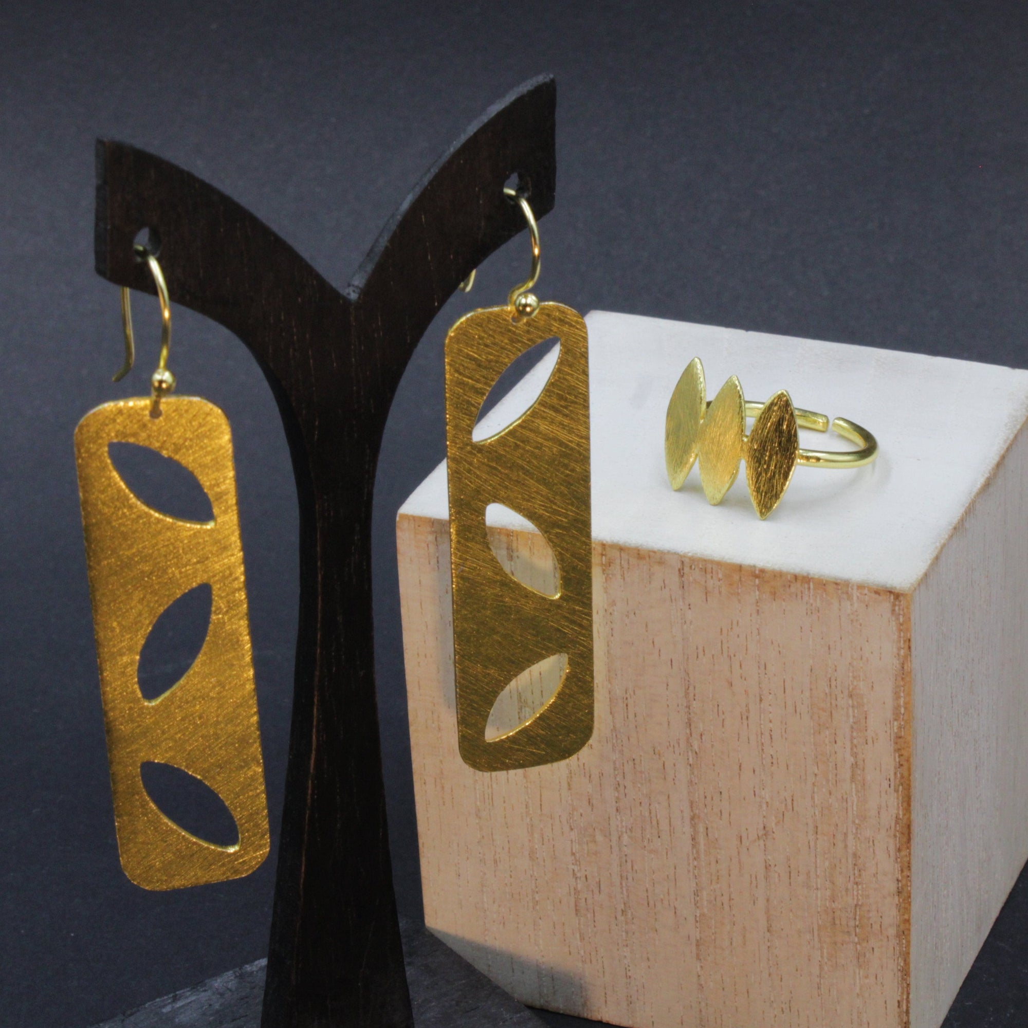 Set AUTUMN Pendientes y Anillo bañados en oro - Diseño con carácter-2