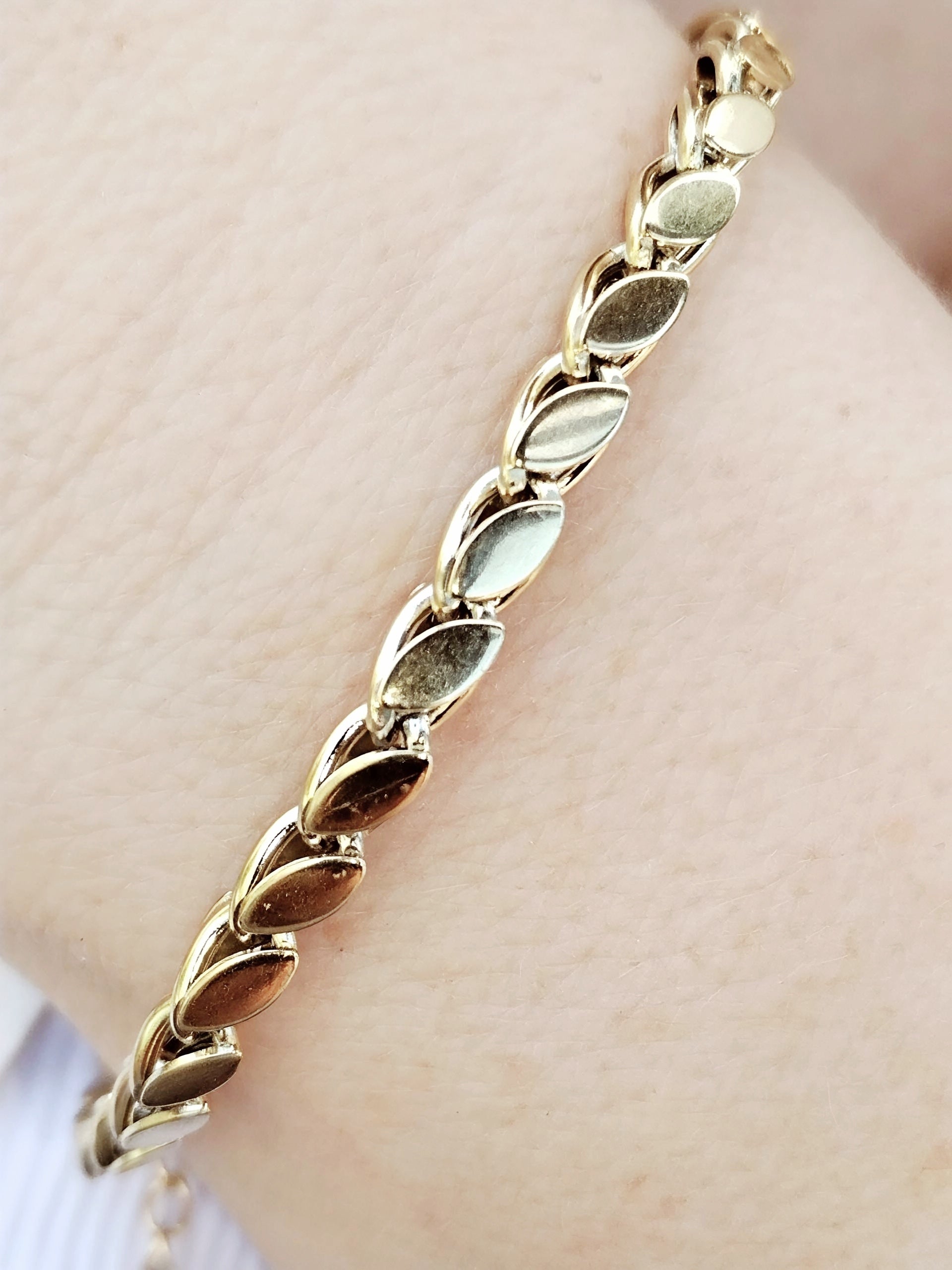 ✨ 14K Gold-Plated Leaf Link Bracelet ✨