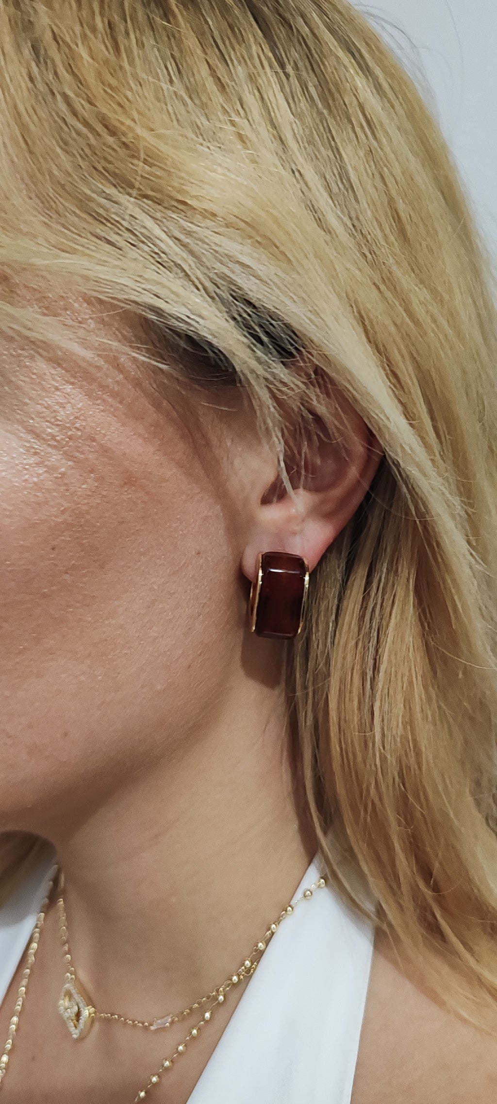 Gold-Plated Brass Earrings with Brown Resin – Modern Design